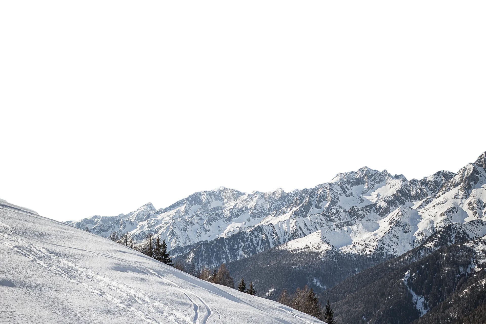 Verschneiter Bergrücken mit Skispuren und Blick auf die Gipfel der Zillertaler Alpen in Südtirol