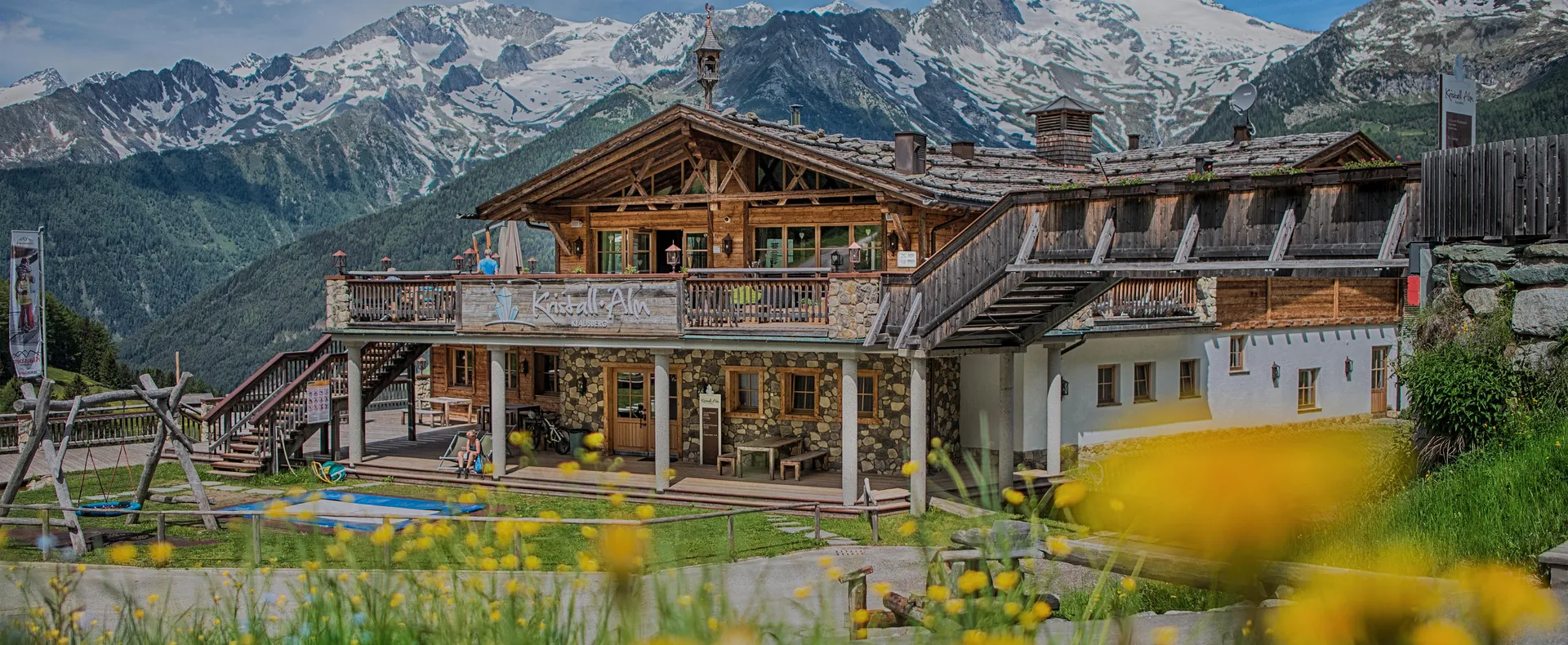Rifugio Kristall-Alm al Klausberg con terrazza in legno e vista panoramica sulle Alpi della Zillertal in estate