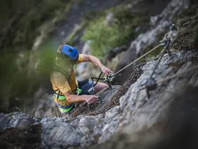 Arrampicatore afferra il cavo d'acciaio al via ferrata Speikboden — avventura estiva