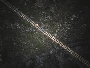 Vista aerea sul ponte sospeso del via ferrata Speikboden sopra una gola rocciosa