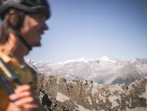 Escursionista alla stazione a monte Speikboden con panorama sulle Alpi della Zillertal