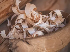 Holzschale mit Zirbenholzspänen, traditionelles Handwerk aus Südtirol