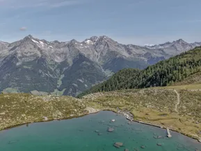Türkisblauer Bergsee mit Blick auf Zillertaler Alpen im Ahrntal