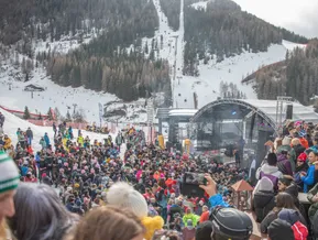 Skiworld Ahrntal Konzert an der Talstation – Bühne neben Sessellift und Gondelbahn, volles Publikum
