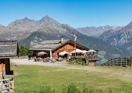Malga con terrazza soleggiata e vista panoramica sulle Alpi della Zillertal in estate Valle Aurina
