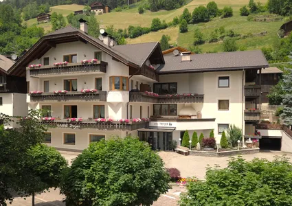 Garni Hotel Trojer im Sommer mit Geranienbalkonen im Ahrntal