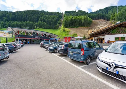 Talstation Klausberg mit Parkplatz, Sportshop und Talstube im Sommer