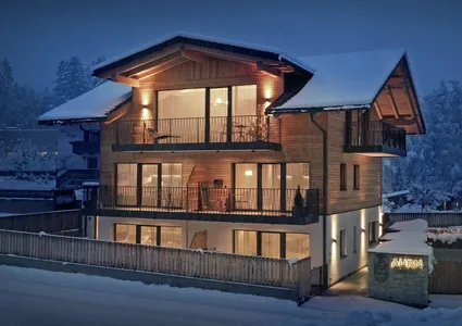 AHRN Natur Apartment beleuchtet bei Nacht im verschneiten Ahrntal