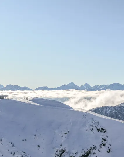 Bergstation am Speikboden mit Sessellift über dem Wolkenmeer und Dolomiten im Hintergrund