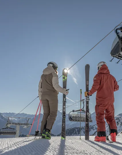 Due sciatori alla stazione a monte della seggiovia allo Speikboden con vista sulle Alpi dell'Alto Adige