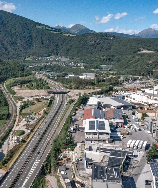 Luftaufnahme Alpental mit Schnellstraße, Bahnlinie und Gewerbegebiet als Anreisekorridor