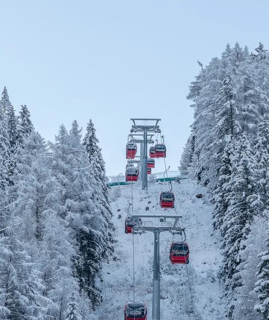 K-Express Gondelbahn Klausberg zwischen verschneiten Tannen im Winterbetrieb