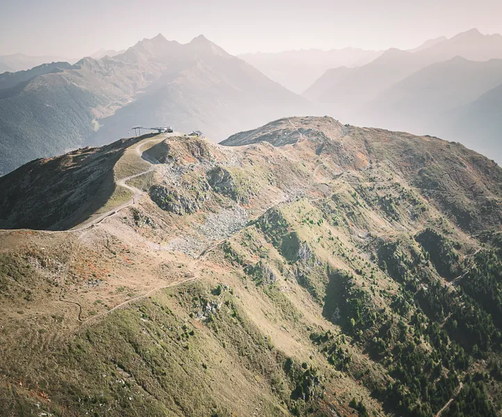 Bergkamm am Klausberg mit Bergstation aus der Vogelperspektive