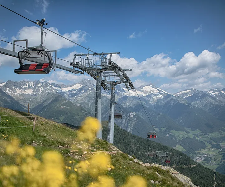 Seggiovia al Klausberg in servizio estivo con panorama delle Alpi della Zillertal e la Valle Aurina