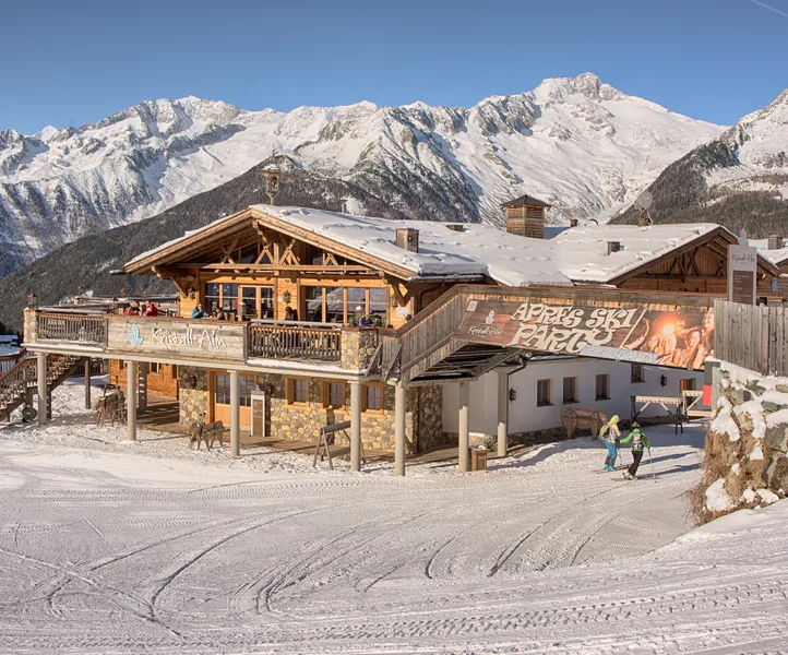 Kristall Alm am Klausberg mit Sonnenterrasse, Skifahrern und verschneitem Bergpanorama