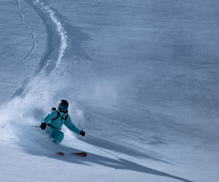 Freerider im Pulverschnee am Klausberg bei strahlendem Sonnenschein im Winter