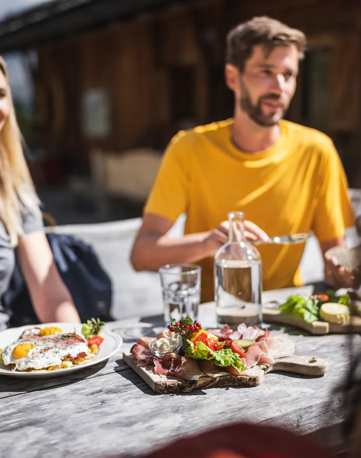 Almhütte Sonnenterrasse mit Südtiroler Speck und Brettljause