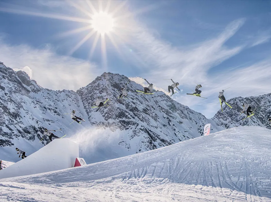 Sciatore freestyle durante un backflip nello snowpark Klausberg con panorama alpino