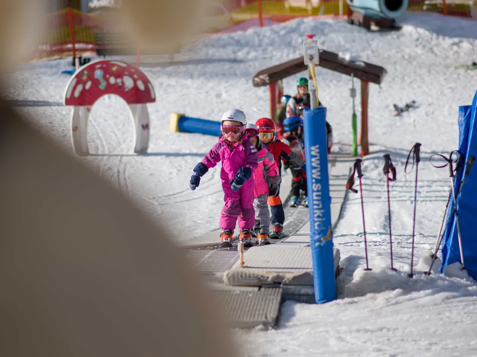 Bambini sul tappeto magico nel Kinderland al Klausberg – primo approccio allo sci per i più piccoli