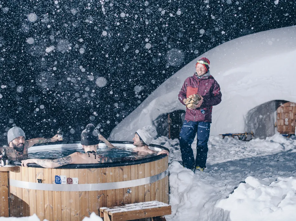 Relax nella vasca idromassaggio all'aperto sotto la neve – esperienza invernale al villaggio igloo