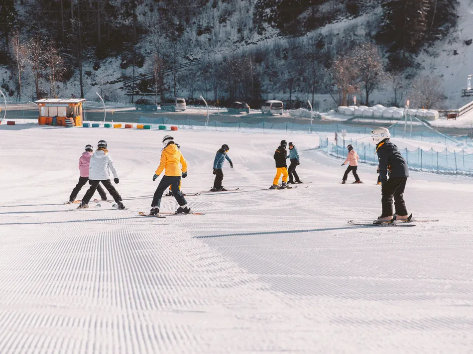 Allievi sci si esercitano su pista per principianti preparata nel comprensorio Klausberg Speikboden