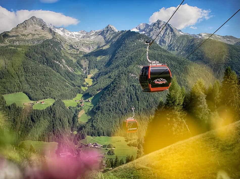 Klausberg Express Gondelbahn über dem grünen Ahrntal mit Zillertaler Alpen im Sommer